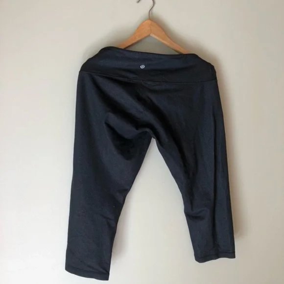 Black Lululemon crops 12 capris - Picture 3 of 7